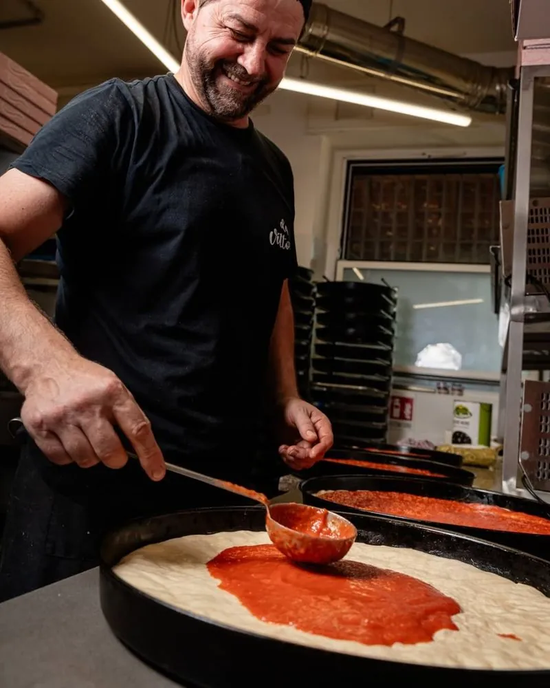 Vittorio condisce la teglia con il pomodoro